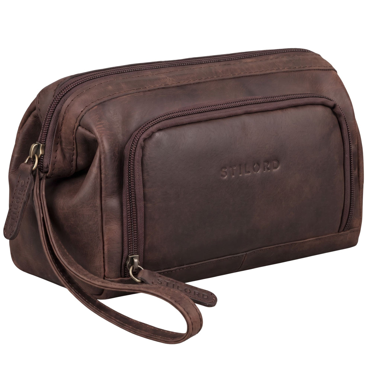 Hnedá kožená toaletná taška Henry s ražovaným logom STILORD, predné vrecko a zápästný remienok, šikmý pohľad