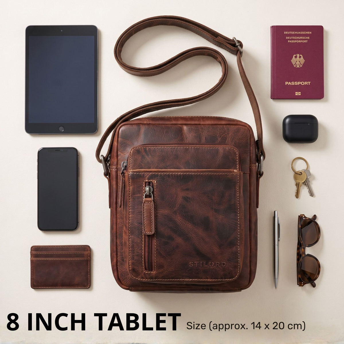 Kleine braune STILORD Schultertasche aus Leder, Draufsicht, Riemen aufgewickelt, 8-Zoll-Tablet als Größenvergleich