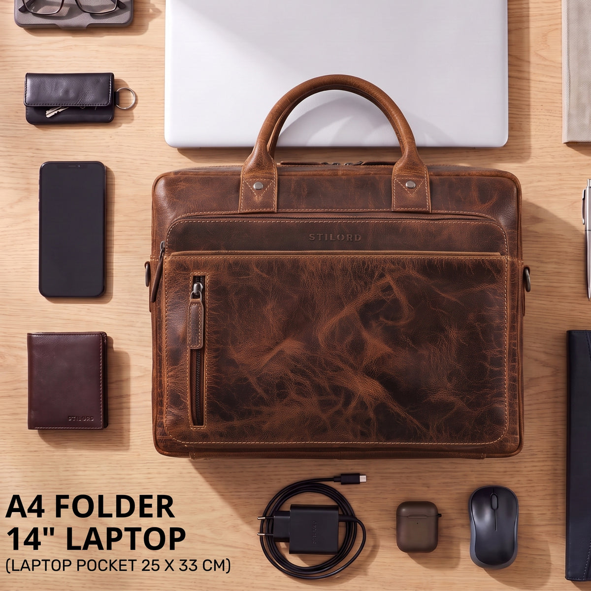 Braune STILORD Ledertasche im Vintage-Look, Laptopfach für 14 Zoll, Draufsicht auf Schreibtisch mit Zubehör