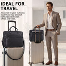 Schwarze Leder-Business-Tasche mit Laptopfach 13-14 Zoll, Trolley-Sleeve am Koffer, Vorderansicht, Mann in Lobby